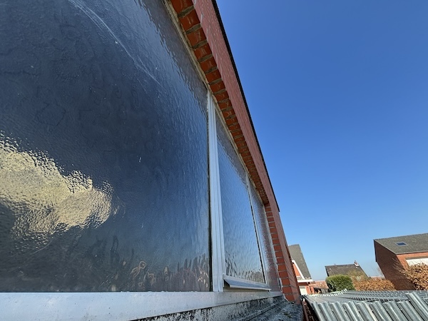 raam in mastiek met asbest