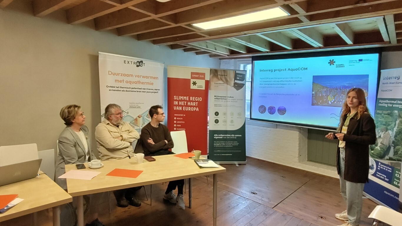 Ann Scheveneels, gedeputeerde provincie Vlaams-Brabant, Dirk Vansintjan, mede-oprichter van Ecopower en molenbewoner en Sebastian Baes, mede-oprichter van EXTRAQT luisteren naar projecteverantwoordelijke Colette Van Loy die het warmtenet in de Molen van Rotselaar en AquaCOM voorstelt aan pers en partners.