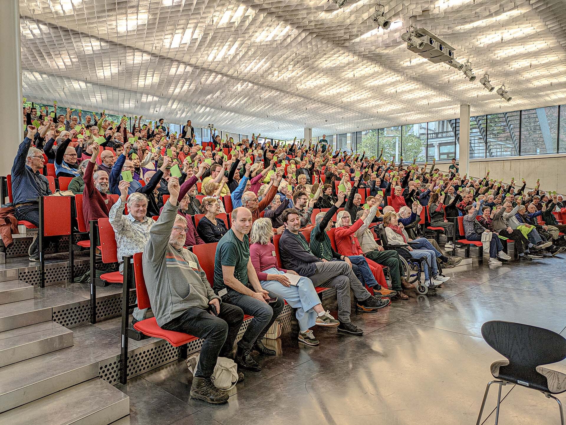 Enthousiaste leden brengen hun stem uit in het provinciehuis.