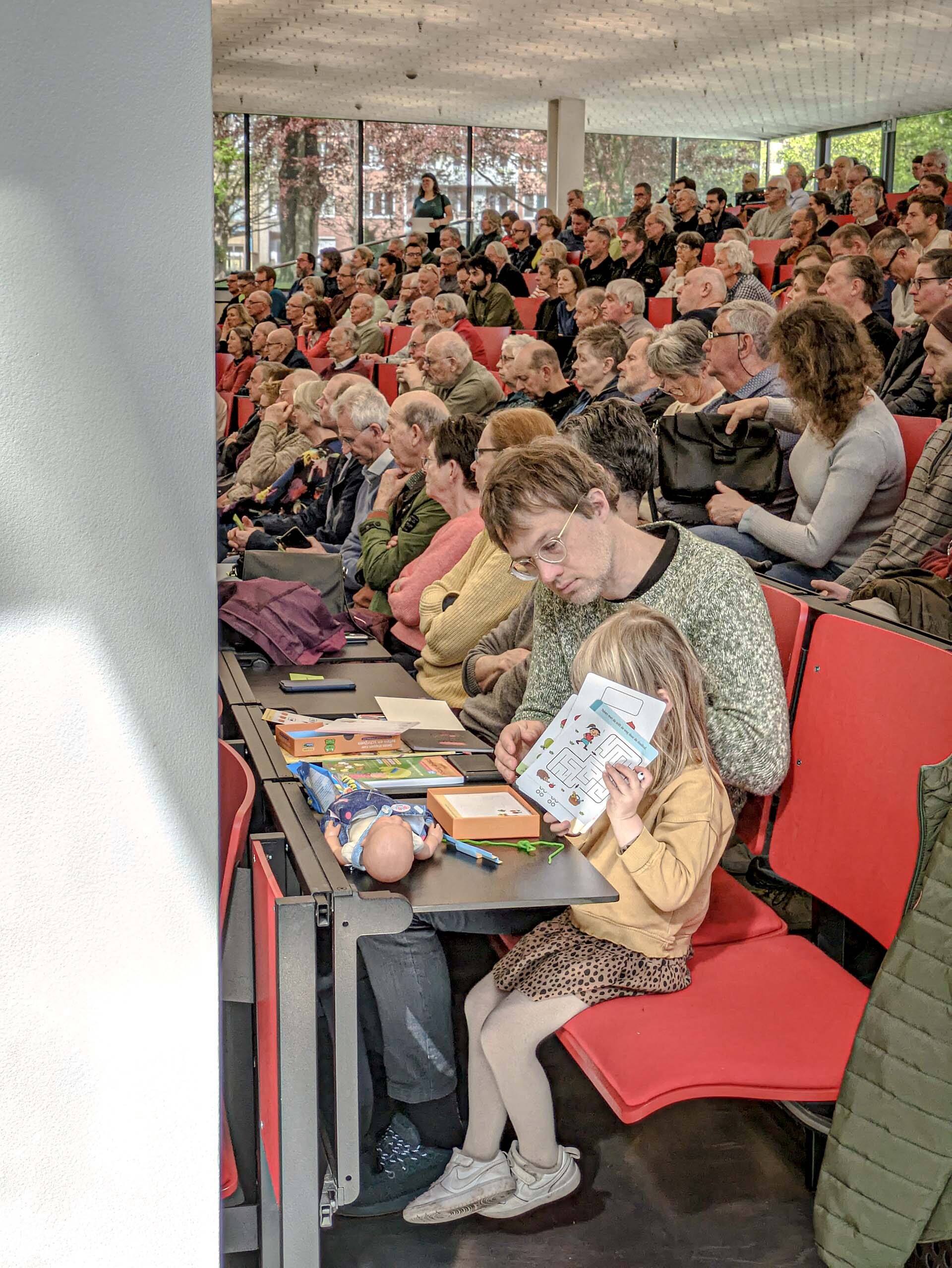 De jongste deelnemer bracht haar pop, haar kleurtjes en haar papa mee.