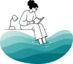 Een onderzoeker leest aan de rand van een poel, met haar voeten in het water.