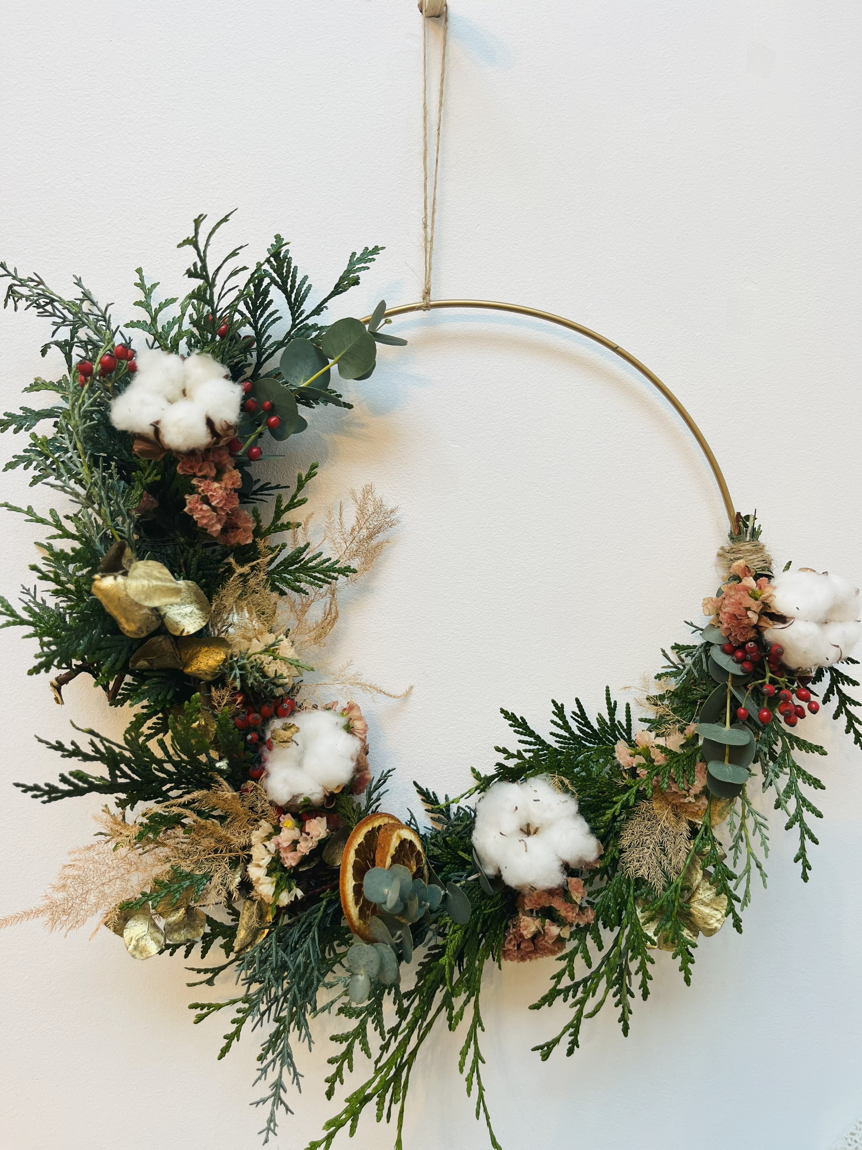 Winterkrans met verse materialen en kunstbloemen
