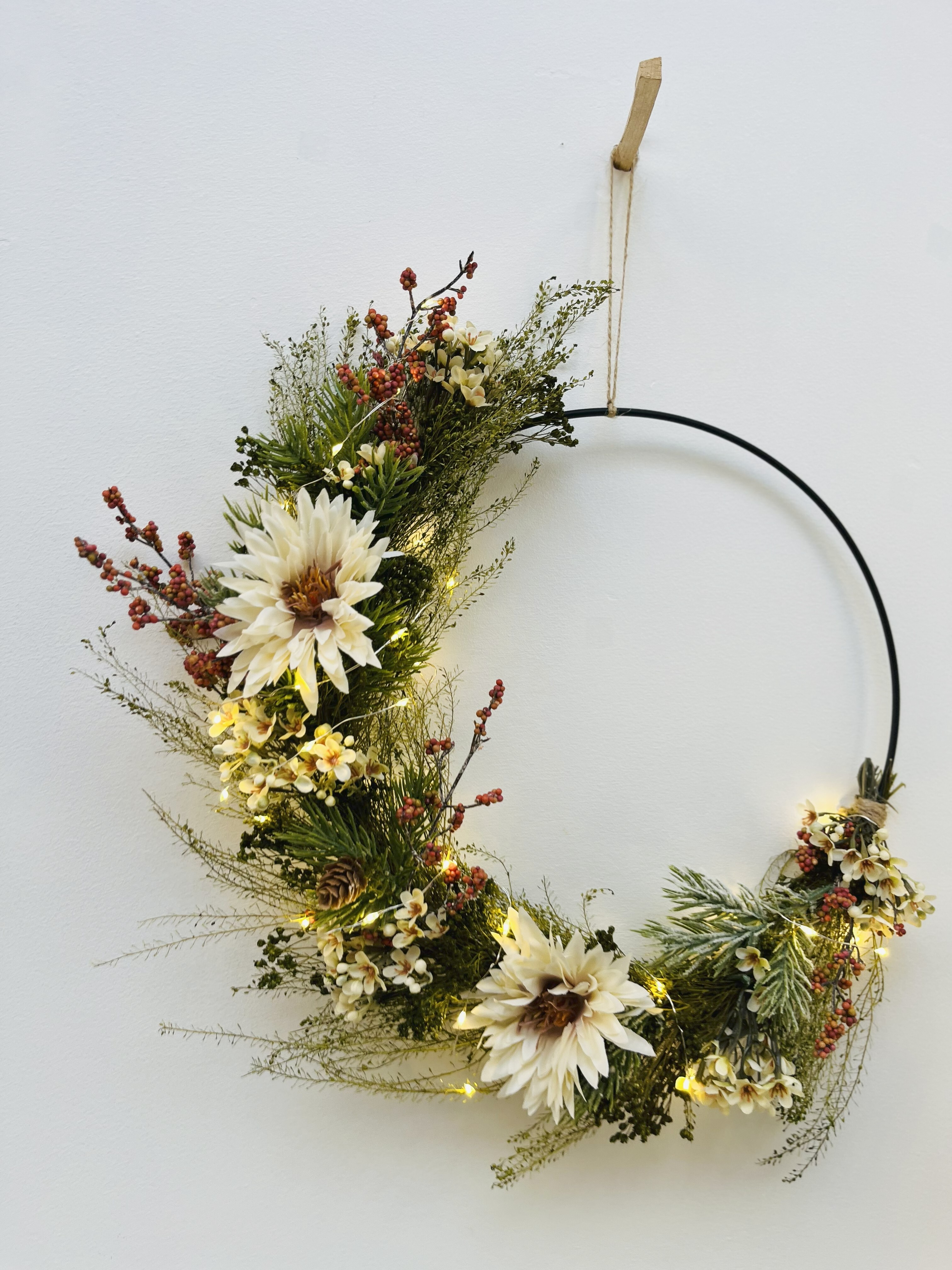 Winterkrans met verse materialen en kunstbloemen