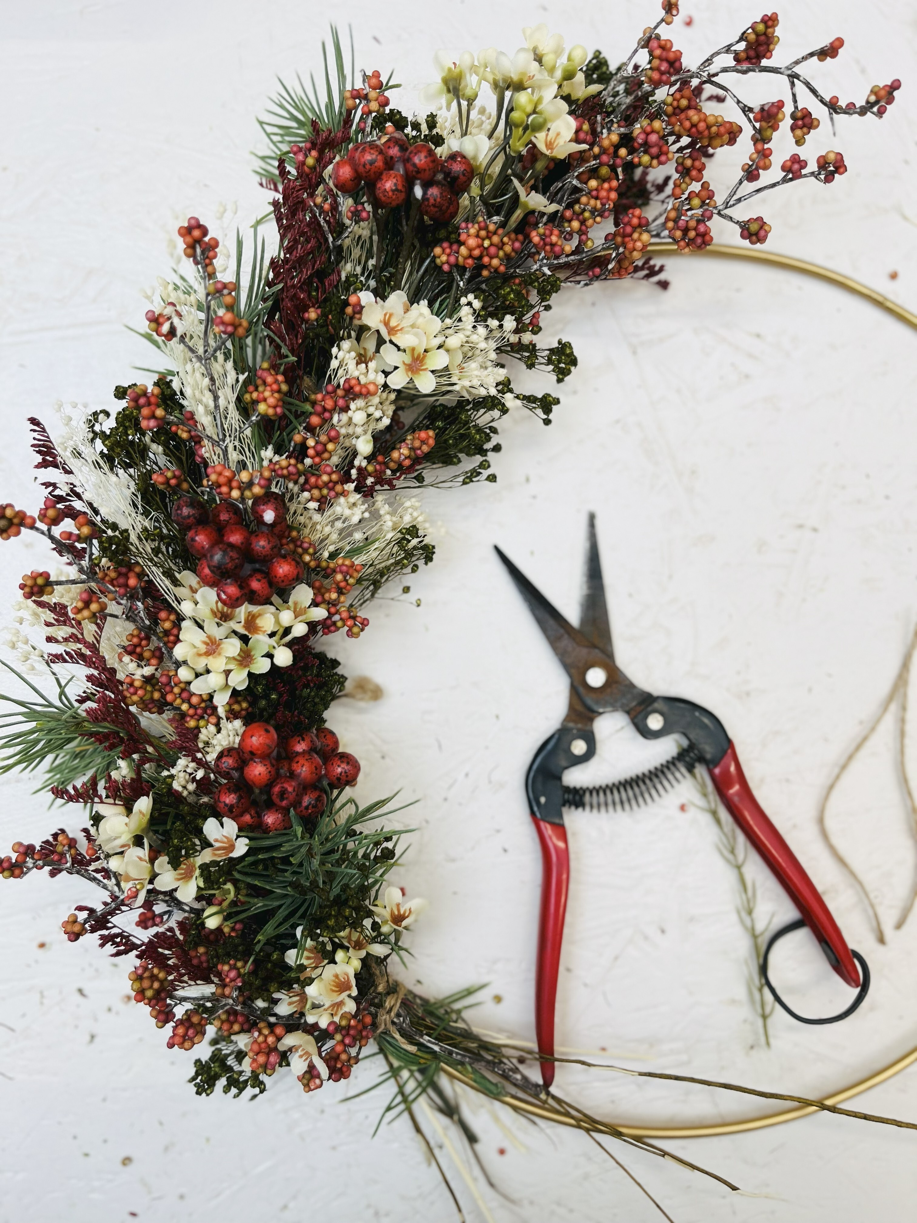 Winterkrans met verse materialen en kunstbloemen