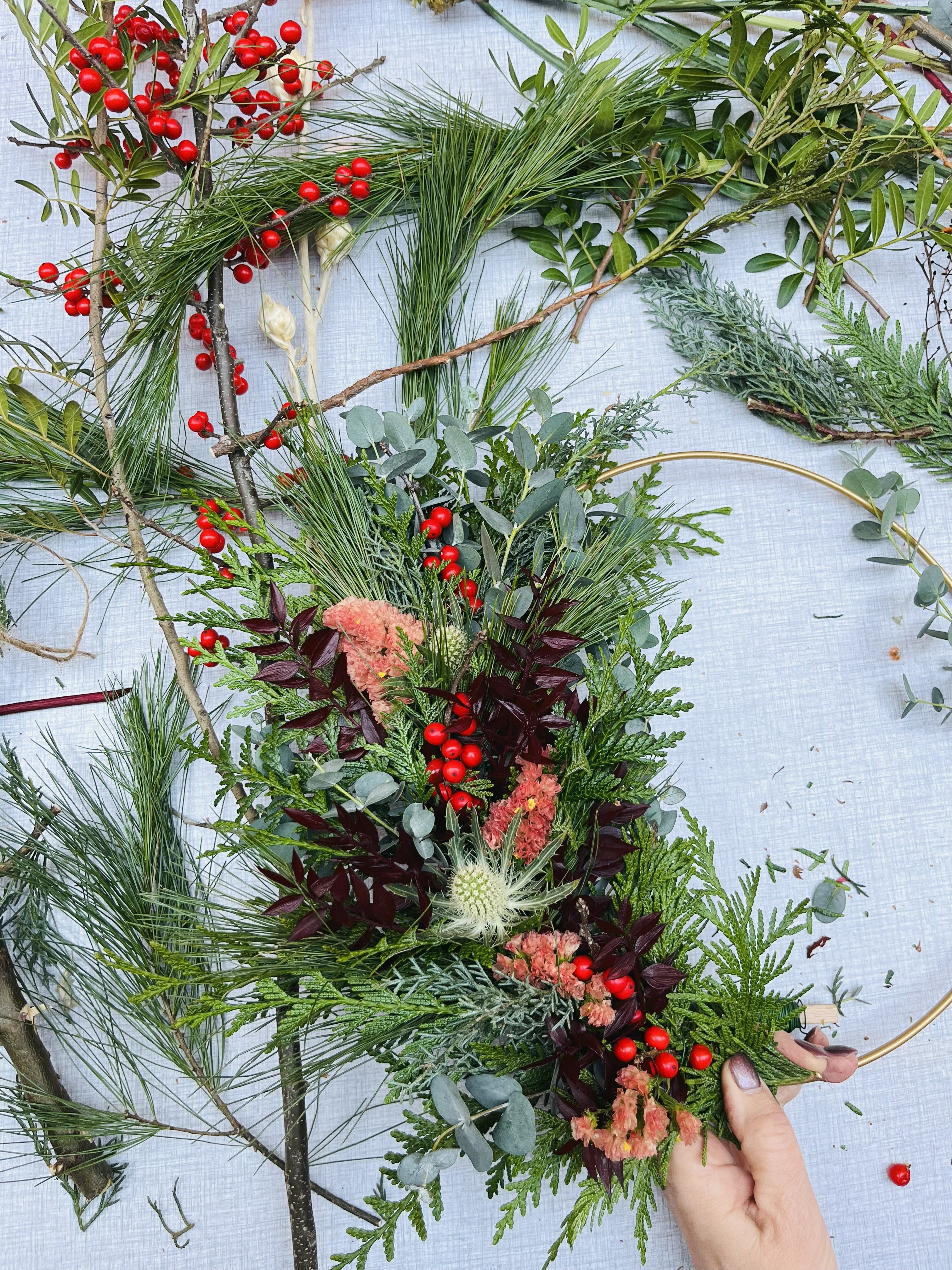 Winterkrans met verse materialen en kunstbloemen