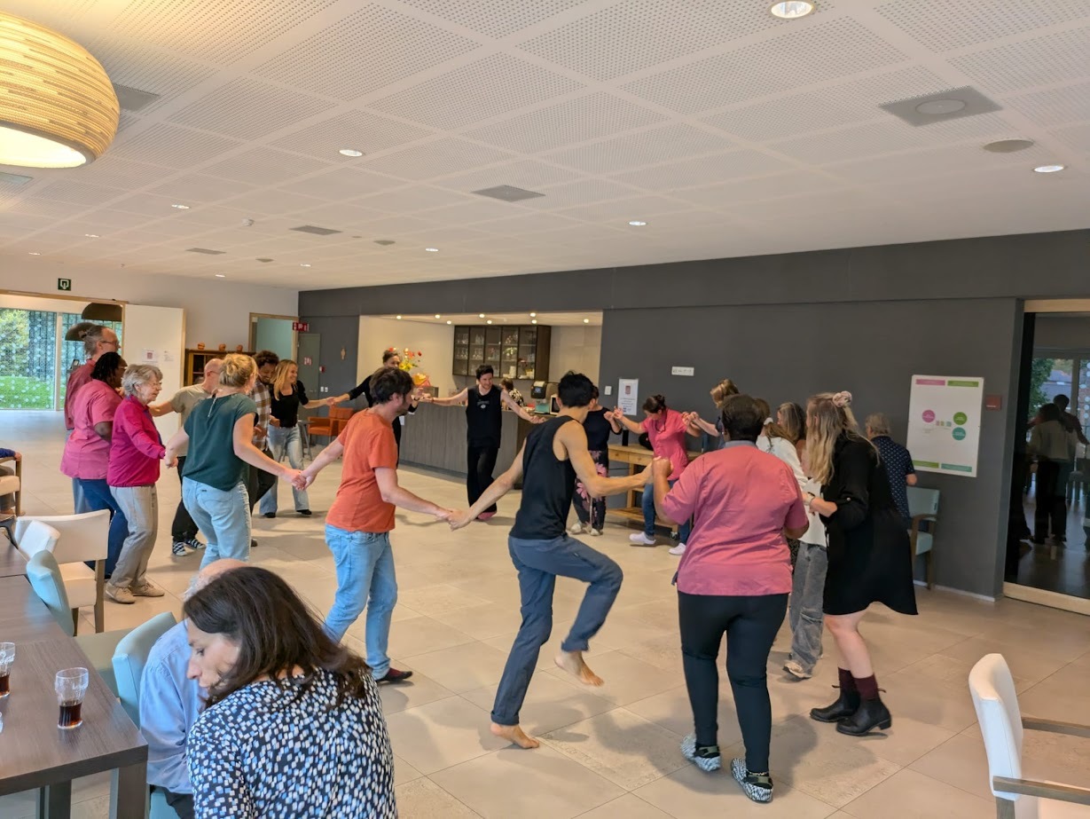 Gezondheid & Zorg | Wanneer muziek spreekt waar woorden tekortschieten: hoe muzikale activiteiten mensen met dementie ondersteunen