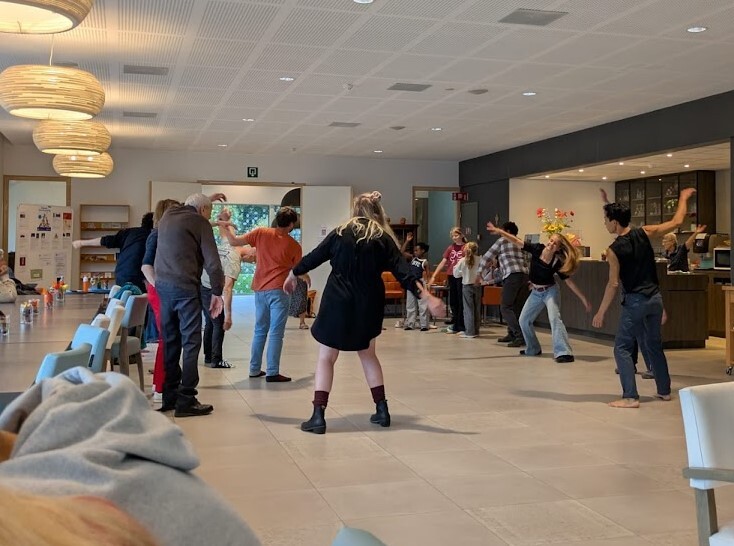 Gezondheid & Zorg | Wanneer muziek spreekt waar woorden tekortschieten: hoe muzikale activiteiten mensen met dementie ondersteunen