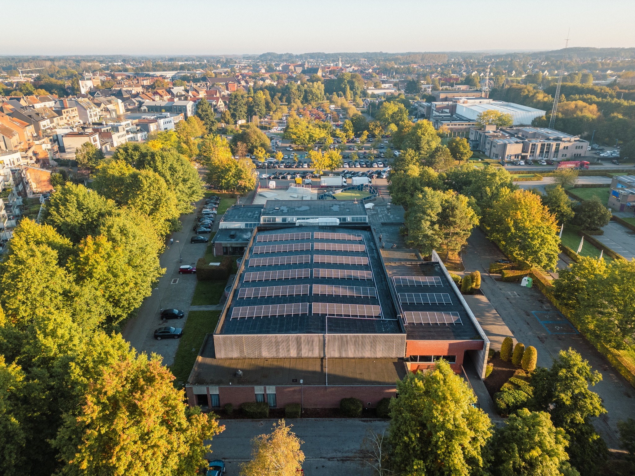 Stad Aarschot geeft startschot voor zonnedaken op Stadsfeestzaal en JC De Klinker - Een belangrij...