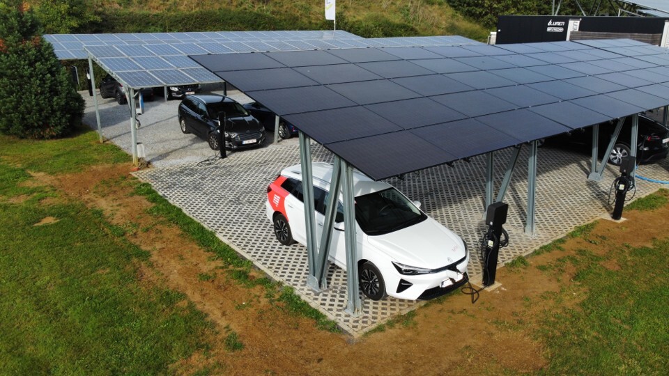 R-E-FLEX: ECoOB pioniert met slimme laadpleinen voor een flexibel energienet - <p>Het R-E-FLEX pr...