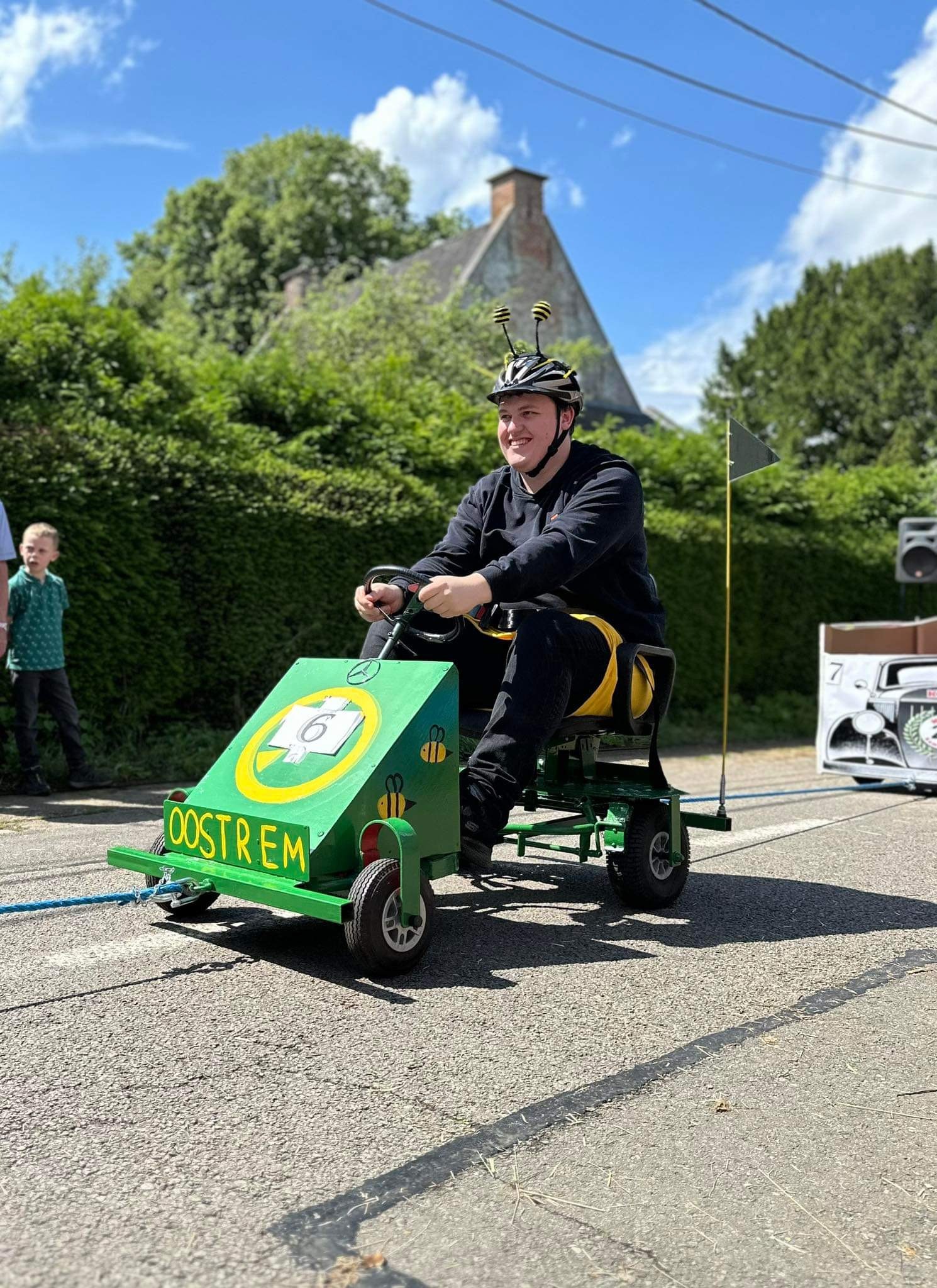 Ferre aan het stuur van de zeekpkist