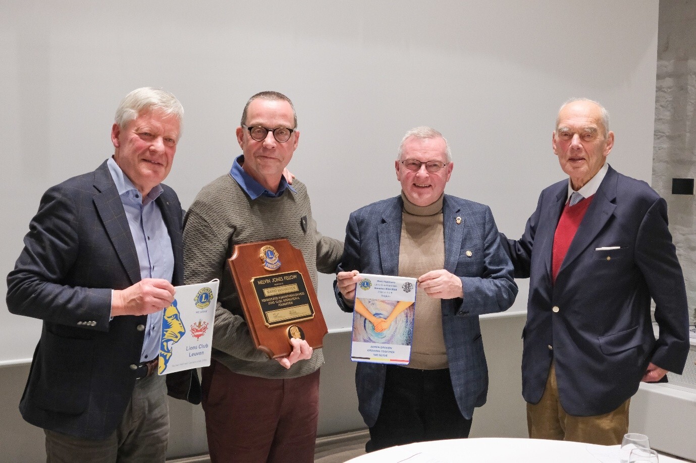 Vlnr: Marc De Rudder voorzitter Lions Club Leuven, Mario Vanhaeren directeur van vzw Oostrem, Marc Huysmans Lions Gouverneur District B, Georges Soenen Lions Club Leuven afgevaardigde voor Oostrem.