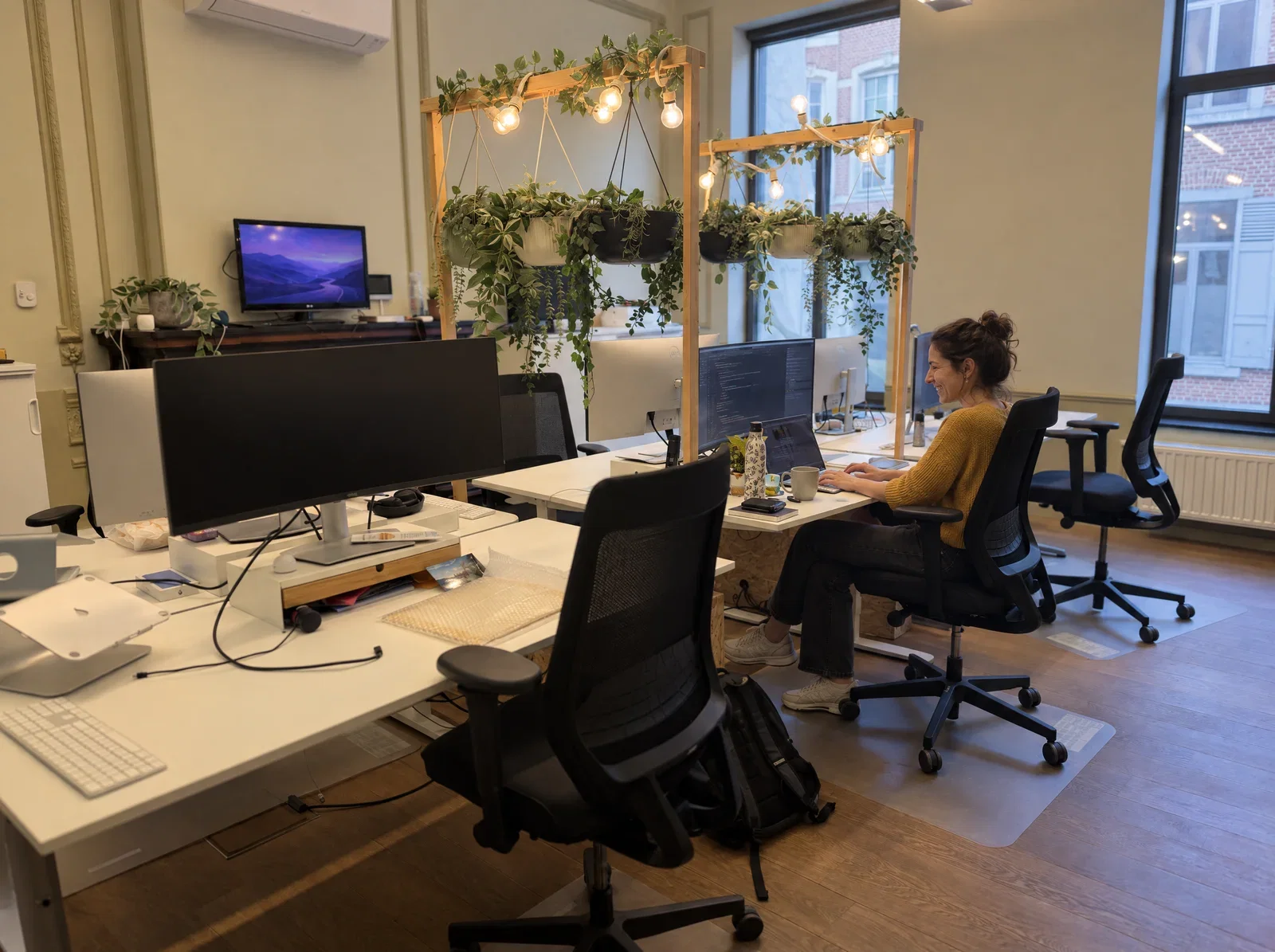 Studio van Zenjoy met bureaus en planten in kaders