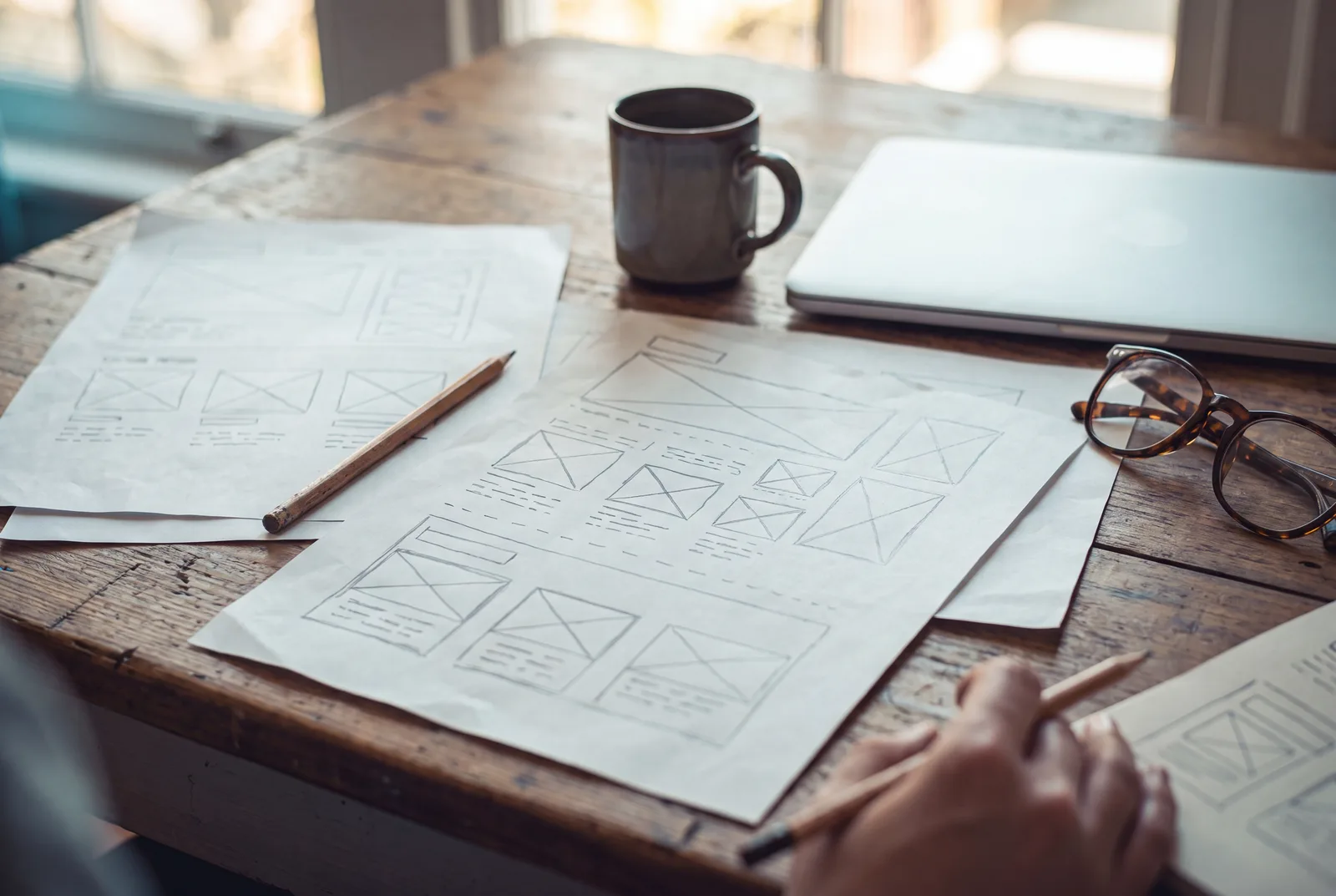 Wireframes en schetsen op een werktafel