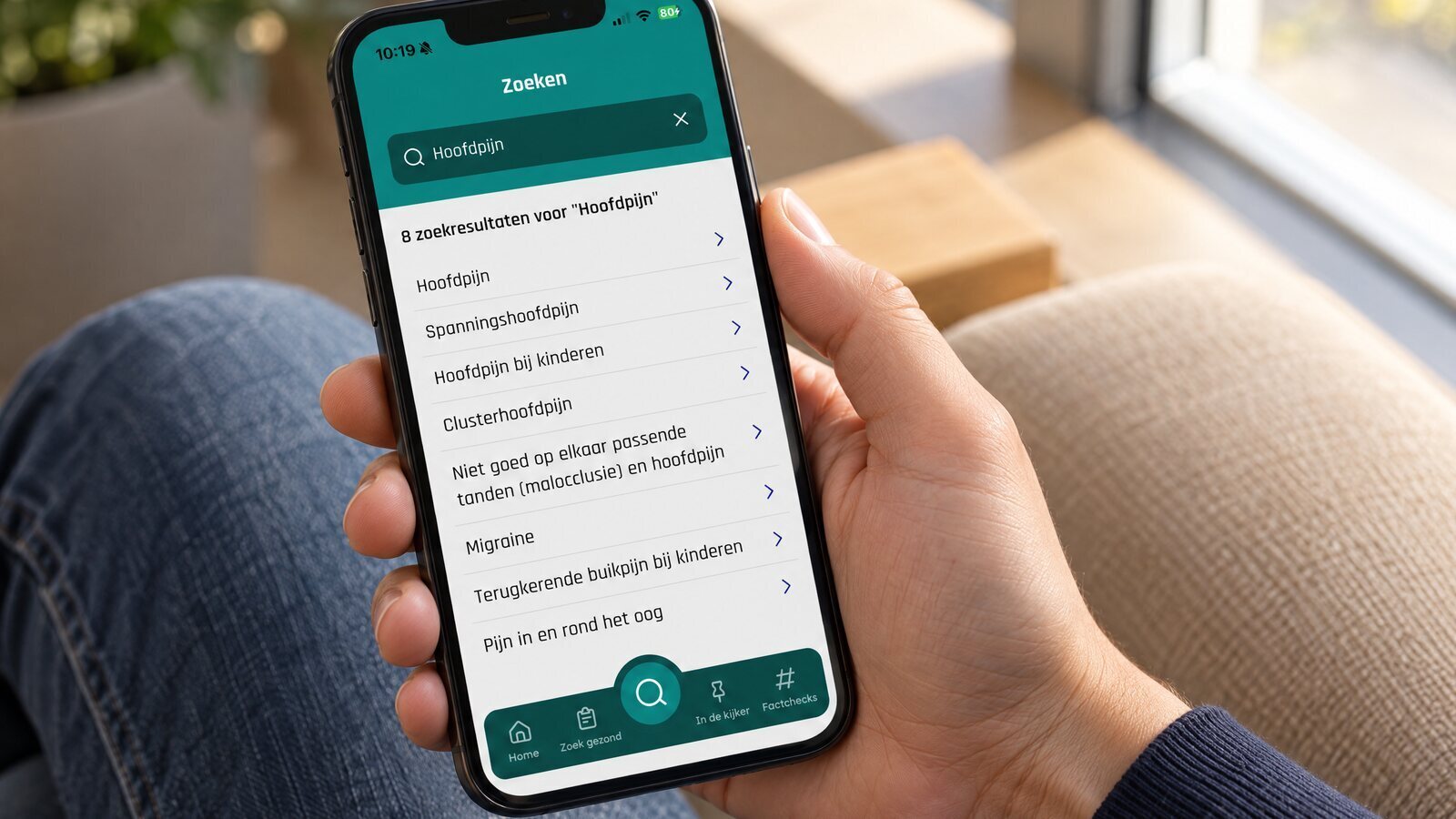 Someone searching for headache in the Zoek Gezond app