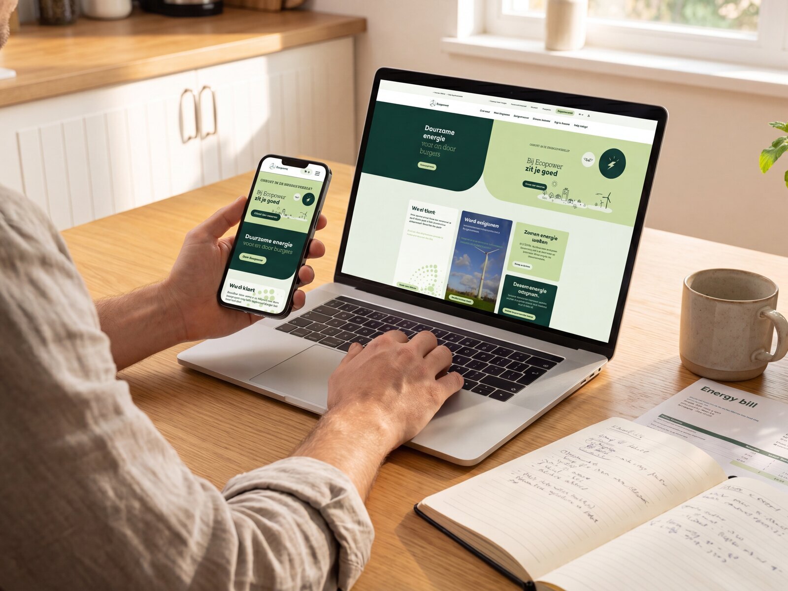 Iemand werkt met de Ecopower-website op laptop en telefoon