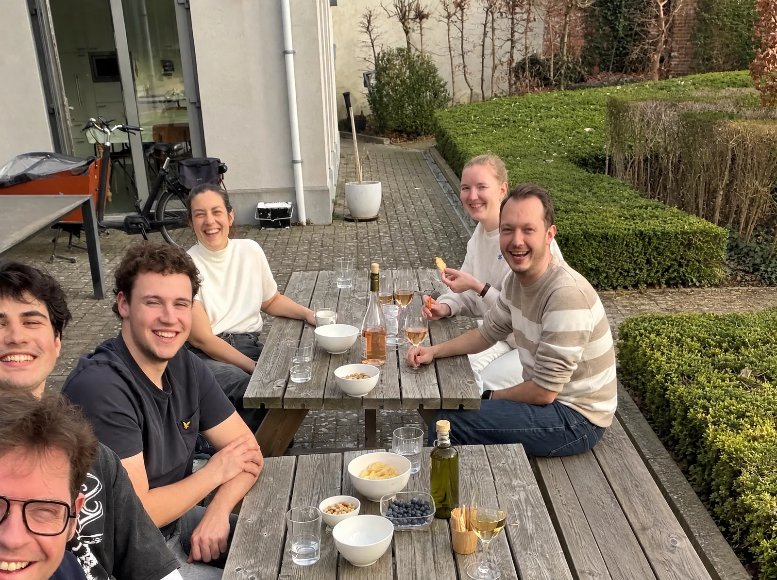 Collega's samen in de tuin van het kantoor