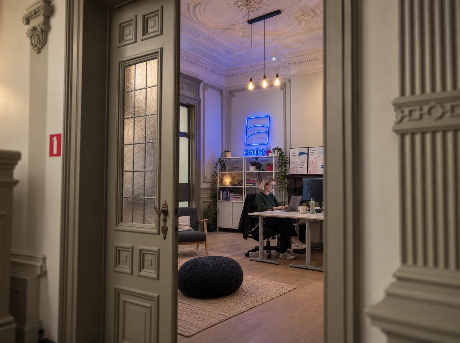 Een blik door de deur van het Zenjoy-kantoor in Leuven