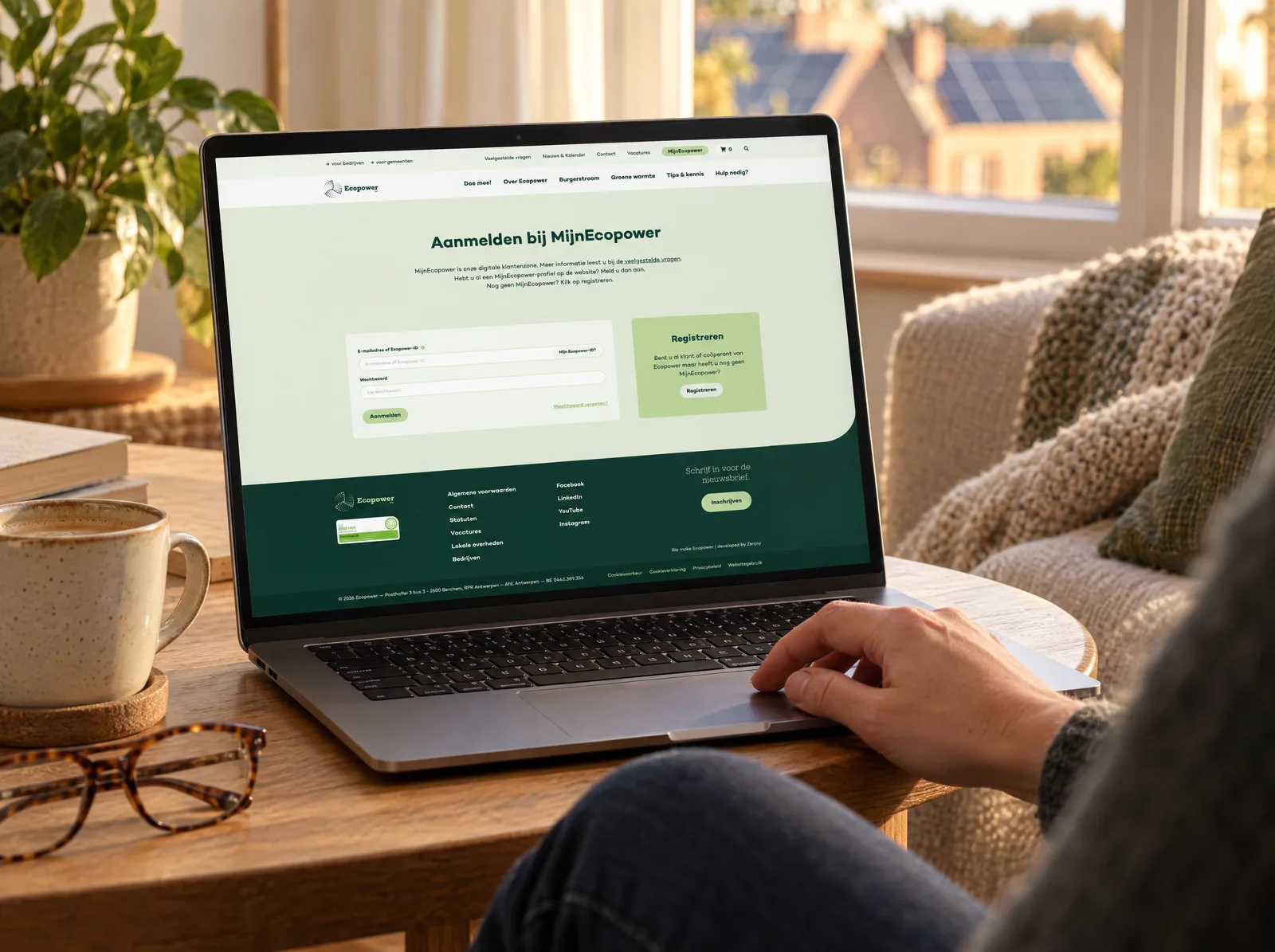 De klantenzone MijnEcopower op een laptop in een woonkamer