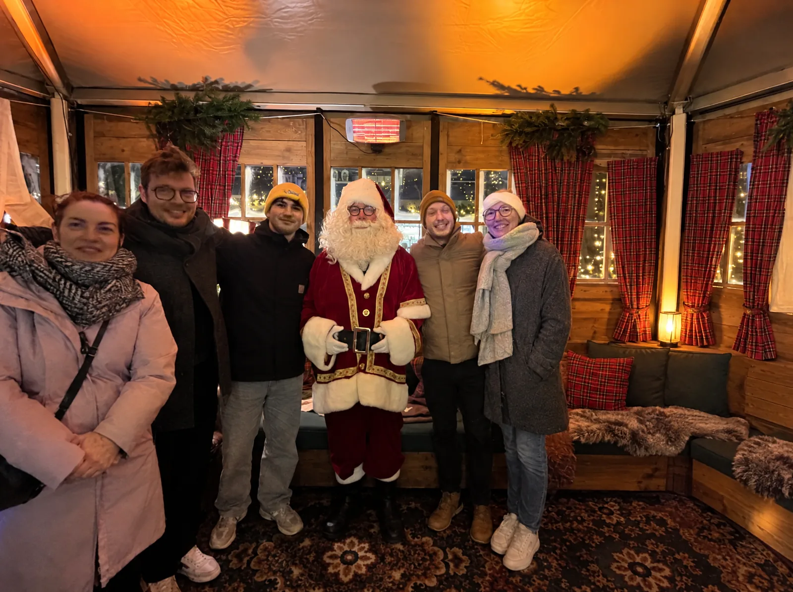 Het team samen tijdens een kerstuitstap in een chalet