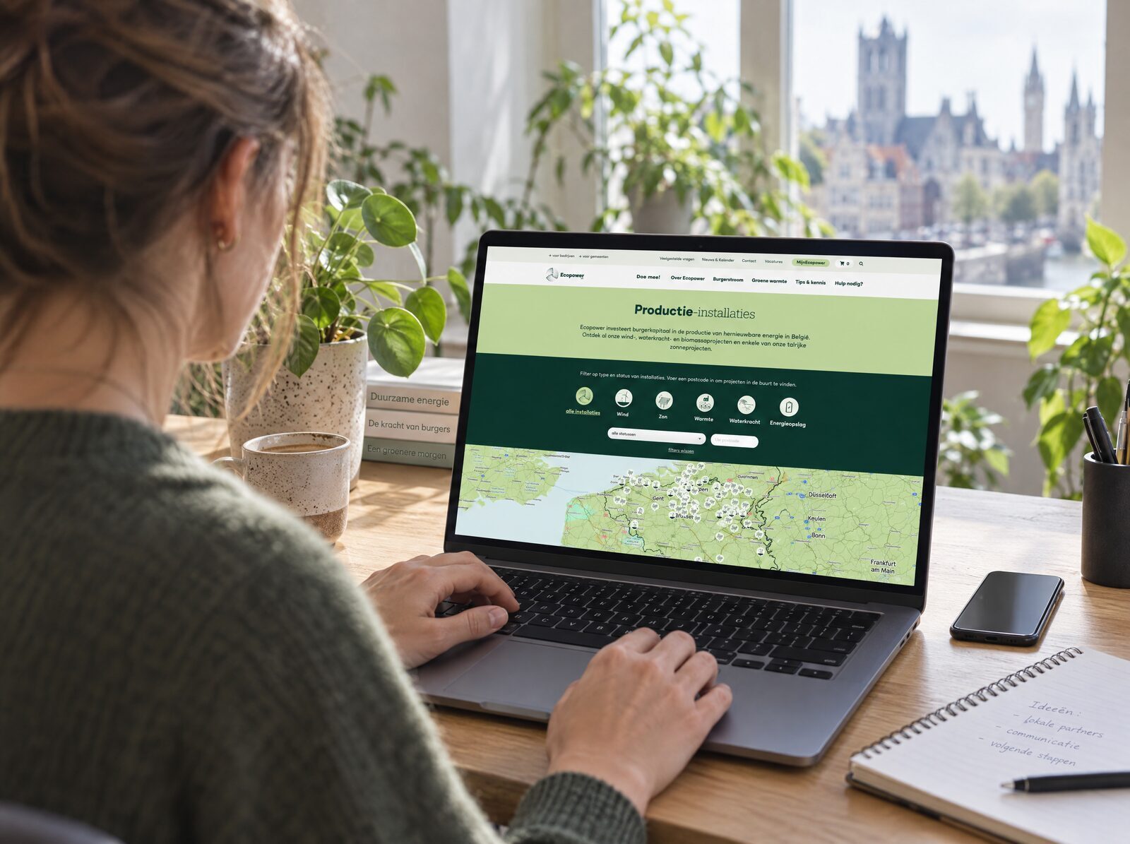 Medewerker bekijkt de installatiekaart van het Ecopower-platform op haar laptop