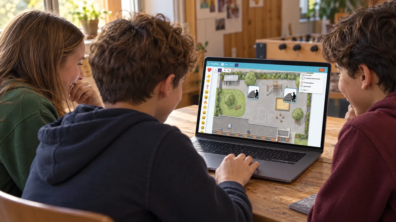 Jongeren in een jeugdhuis reageren lachend op elkaars ontwerp in PictoPlay.