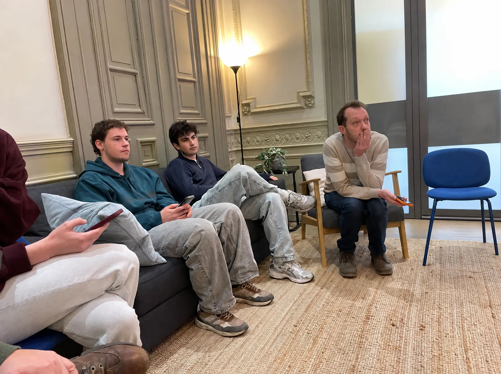 Collega's van Zenjoy samen in de lounge van het kantoor