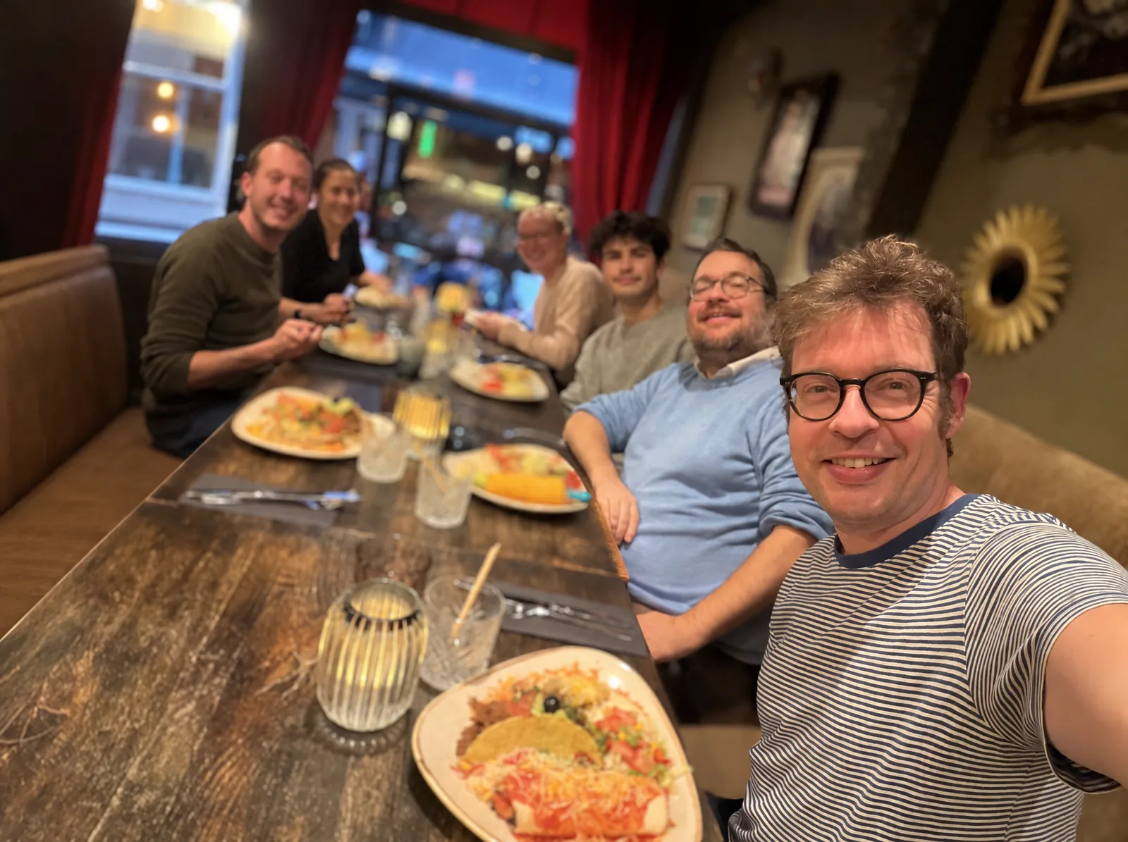 Het team aan tafel tijdens een etentje