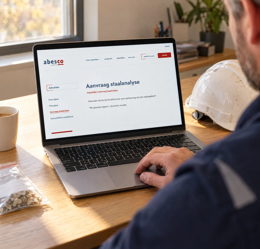 Aanvraagformulier voor een staalanalyse van Abesco op een laptop in een werfkeet