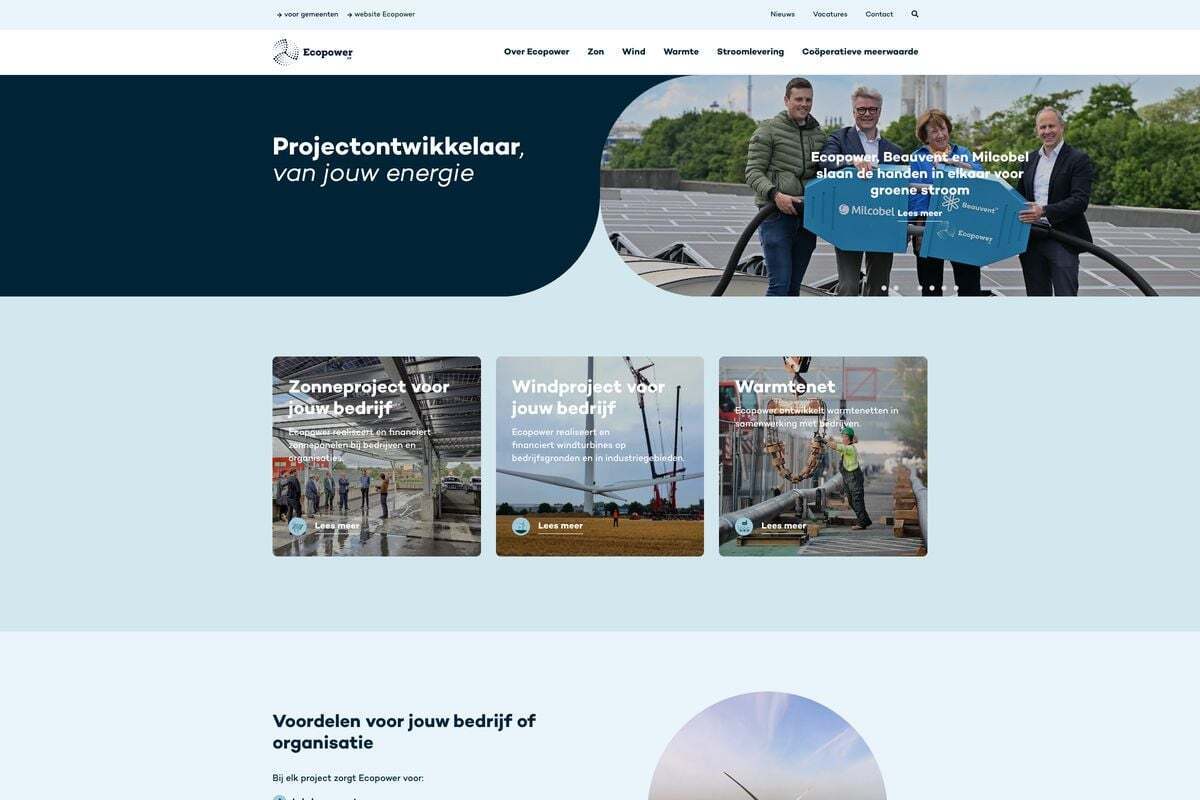 Ecopower-website met een foto van de ondertekening van een zonnepanelenproject op een bedrijfsdak