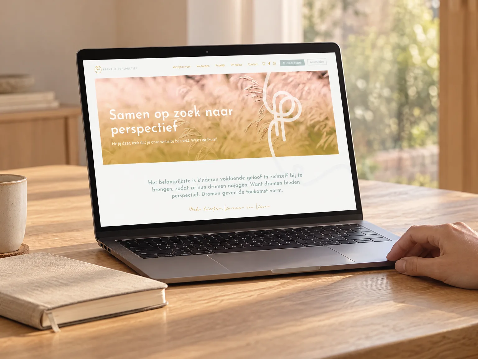 The Praktijk Perspectief website on a laptop at a kitchen table