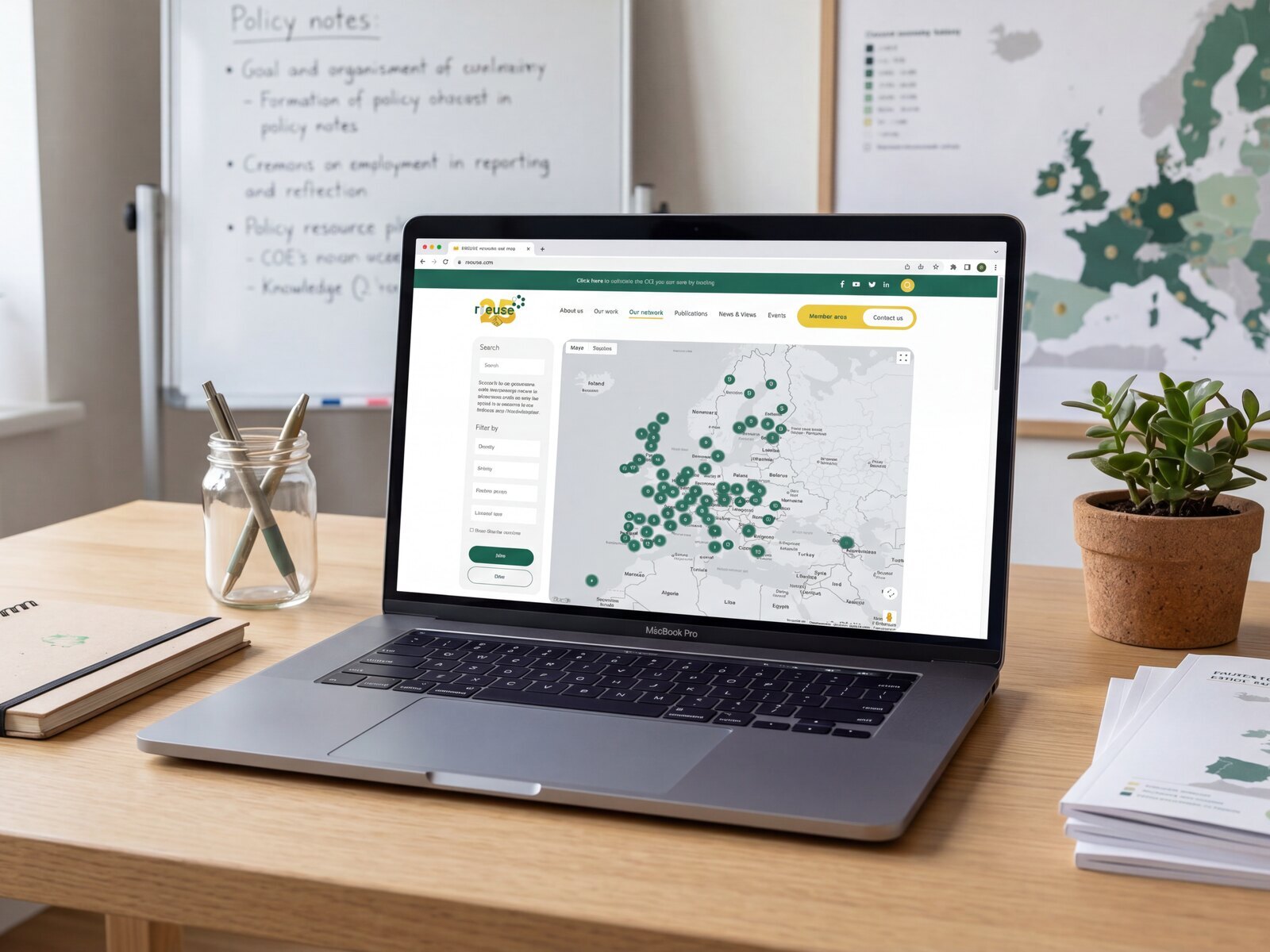De netwerkkaart van RREUSE op een laptop, met een Europakaart aan de muur