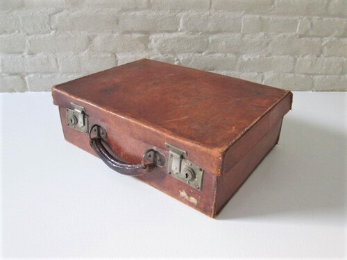 thumbnails bij product old suitcase in leather