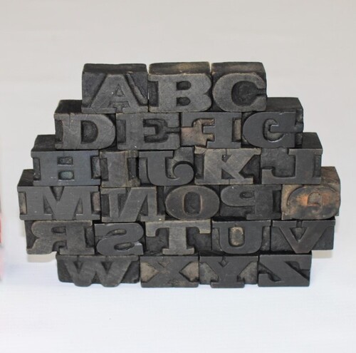thumbnails bij product alfabet in oude houten drukletters 