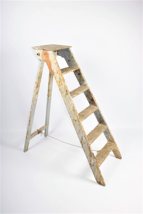 thumbnails bij product old wooden step ladder 