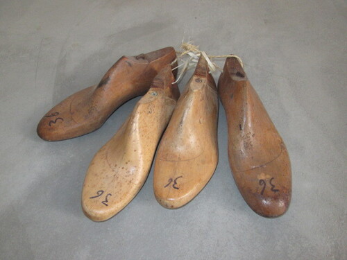 thumbnails bij product two pair old wooden shoe-lasts