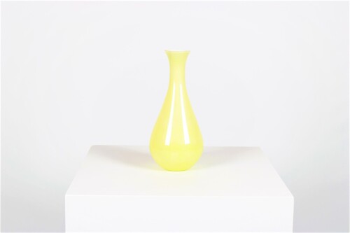 thumbnails bij product Yellow vintage vase in opaline glass