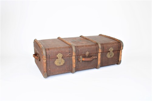 thumbnails bij product very old suitcase