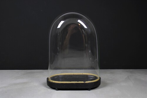 thumbnails bij product Een grote oude ovale stolp van geblazen glas