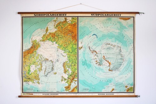 thumbnails bij product school map with North and South Pole