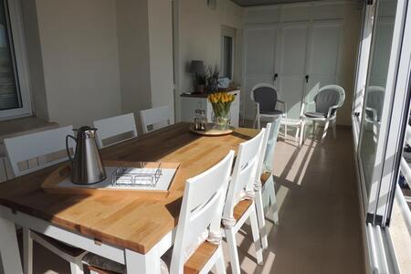 Überdachte und verglaste Terrasse auf der Rückseite mit Meerblick