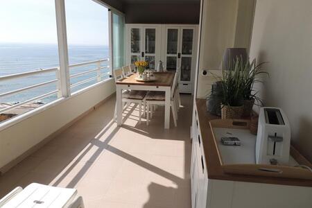 Überdachte und verglaste Terrasse auf der Rückseite mit Meerblick