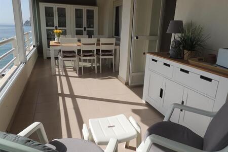 Überdachte und verglaste Terrasse auf der Rückseite mit Meerblick