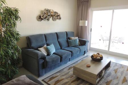 Salon/Wohnzimmer mit Zugang zur vorderen Terrasse