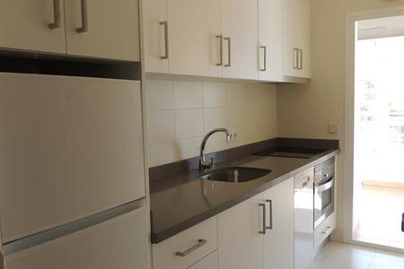 Küche mit Zugang zur hinteren Terrasse