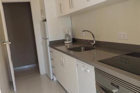 Küche mit Zugang zur hinteren Terrasse