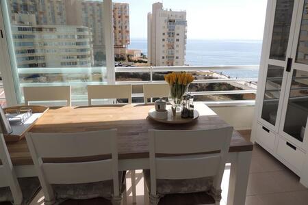 Überdachte und verglaste Terrasse auf der Rückseite mit Meerblick