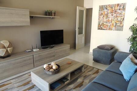 Salon/Wohnzimmer mit Zugang zur vorderen Terrasse