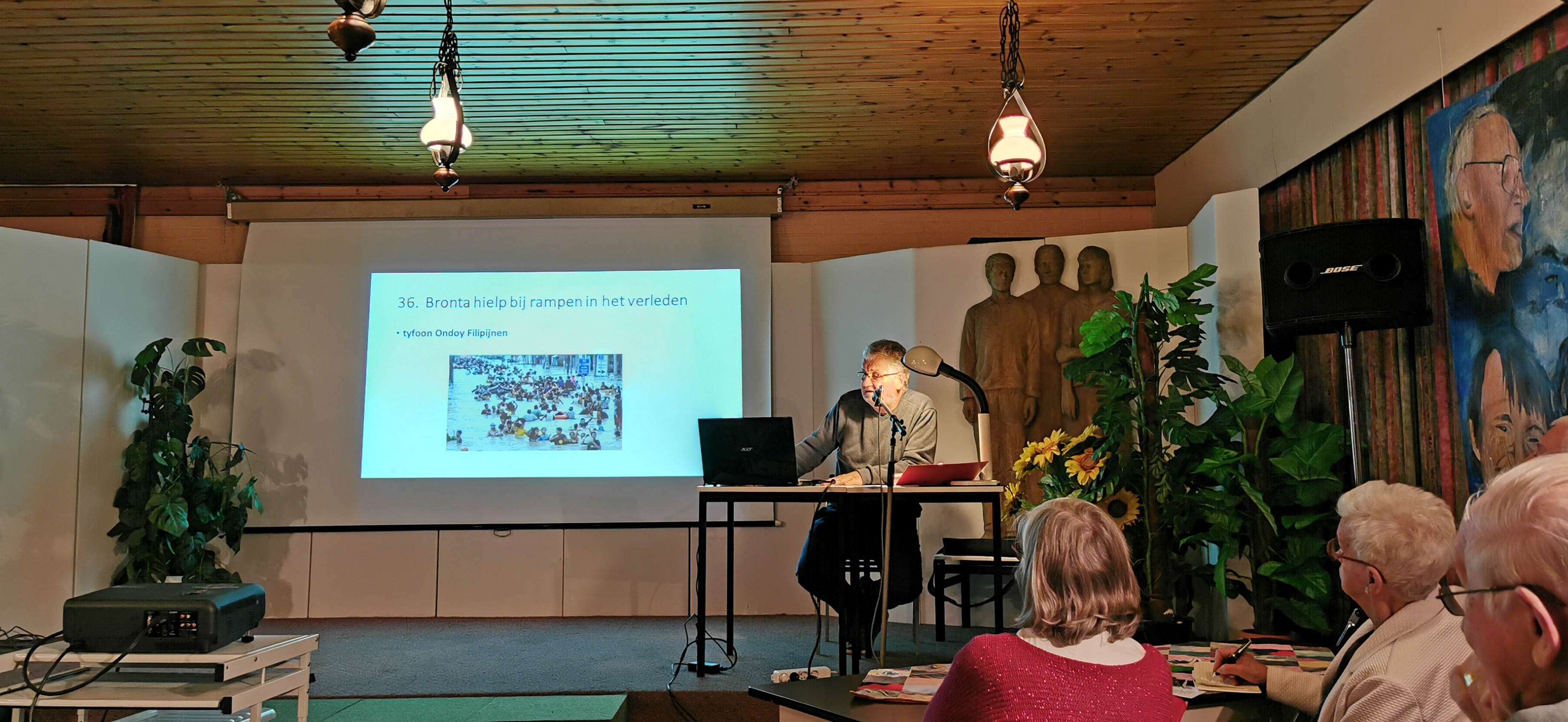 Dirk Claessens tijdens zijn lezing in Groot-Bijgaarden.