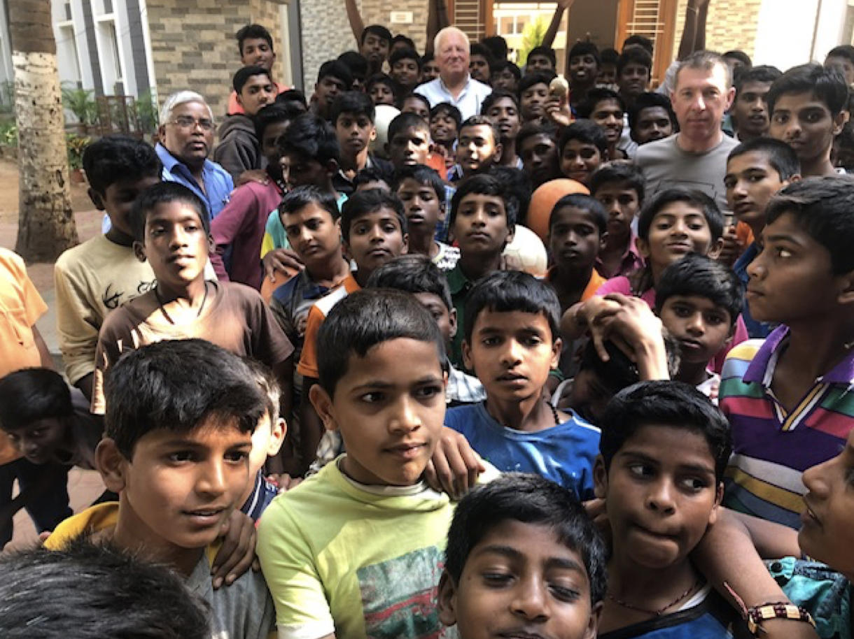 André (achteraan) met straatkinderen uit India die reeds geholpen werden door DAAV.