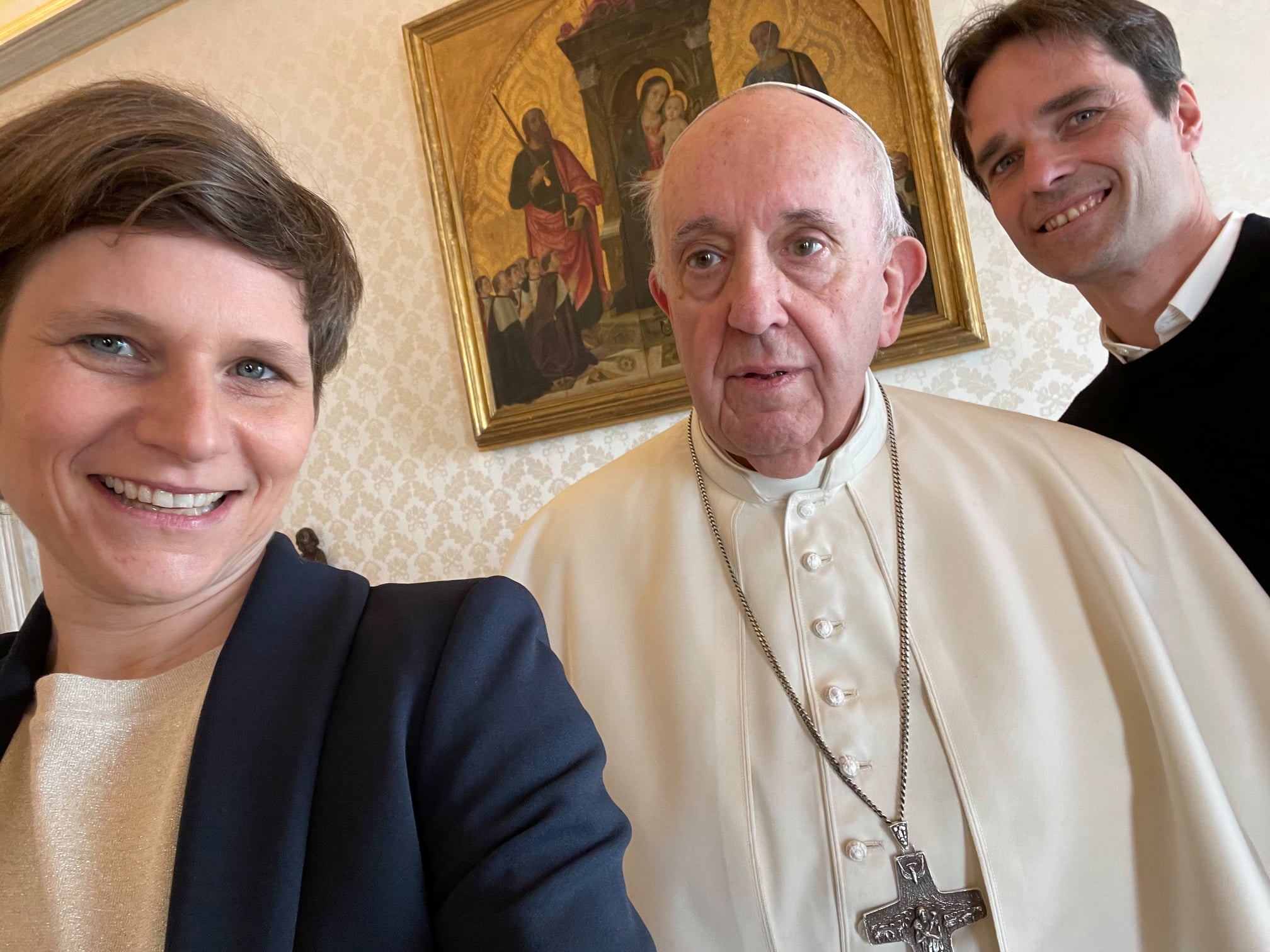 Koen Vlaeminck en collega Lieve Wouters met Paus Franciscus.